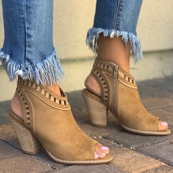 NIB Tan Asymmetrical Peep Toe Cone Heel Sandal - Picture 2 of 8